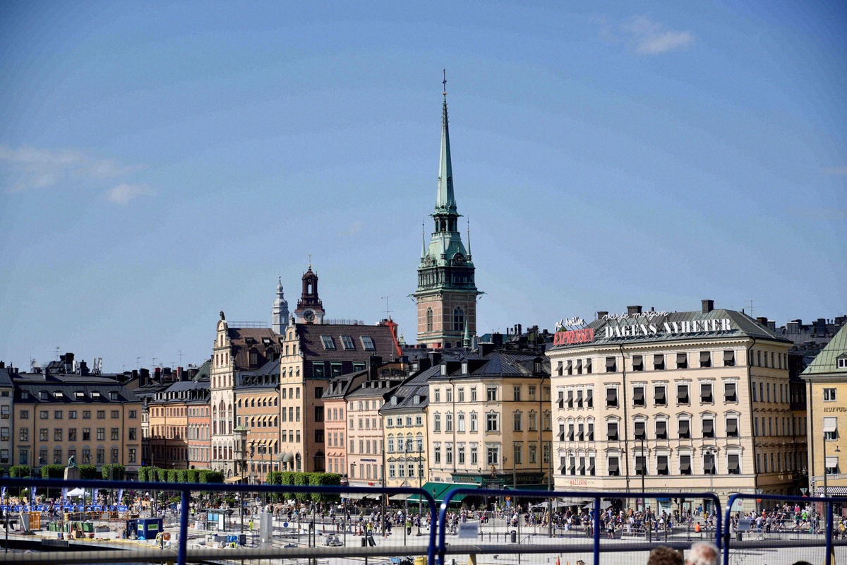 Dächer von Gamla stan mit dem grünen Turm der Deutschen Kirche