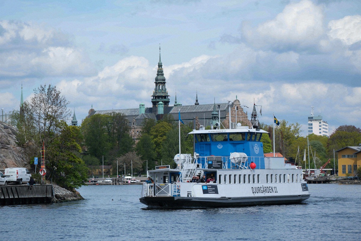 Djurgårdsfärjan vor dem Nordiska museet auf Djurgården