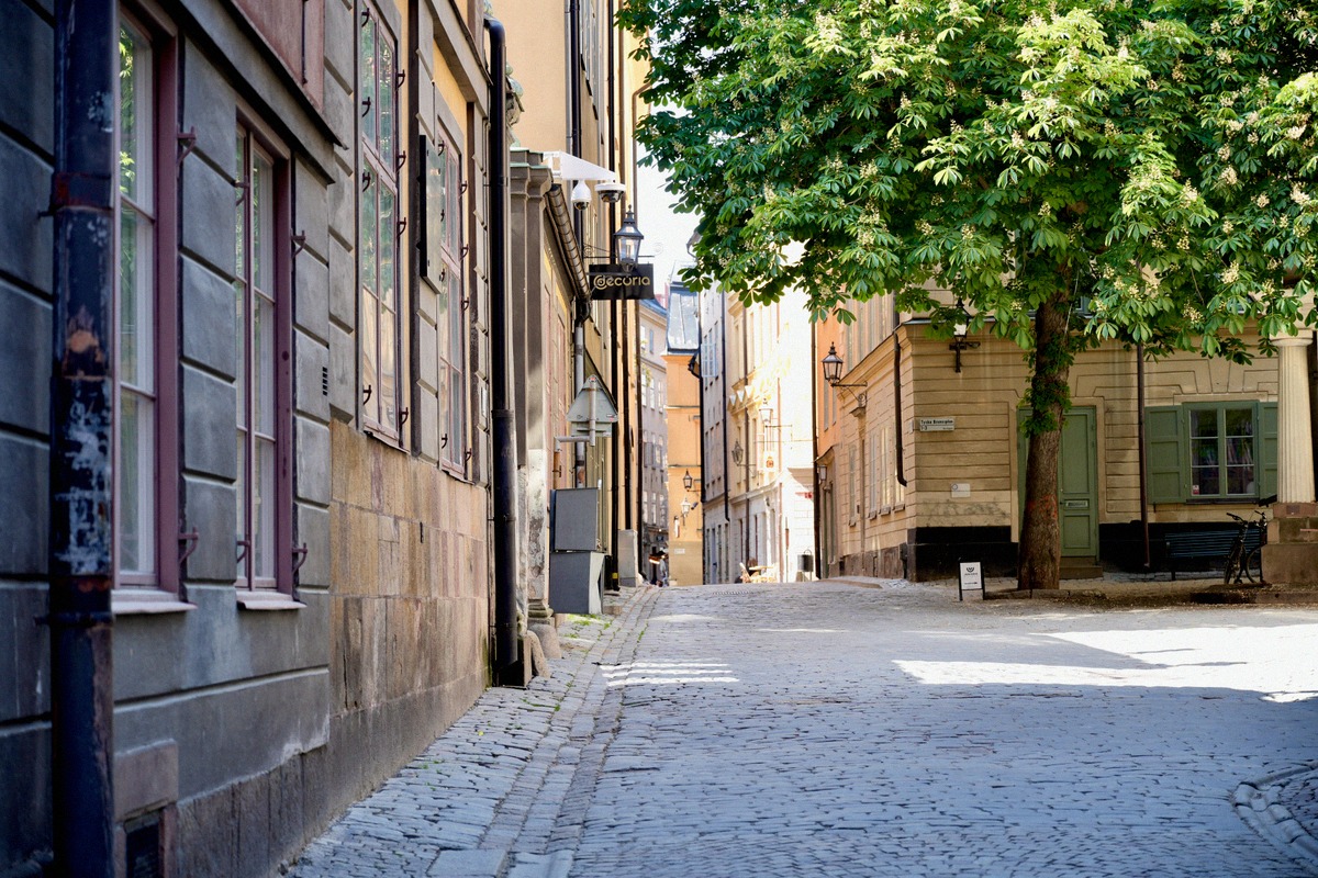 Schmale Gasse mit historischen Häusern in Gamla stan