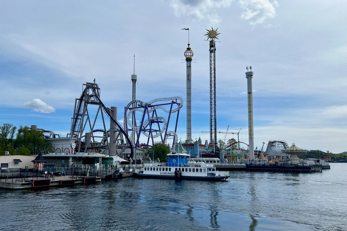 Gröna Lund mit Fahrgeschäften am Ufer von Djurgården
