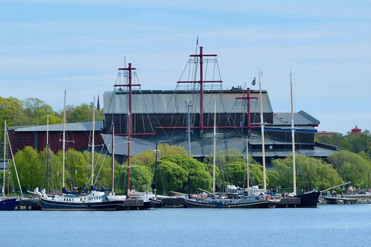 Vasamuseet mit den roten Masten der Vasa über dem Dach