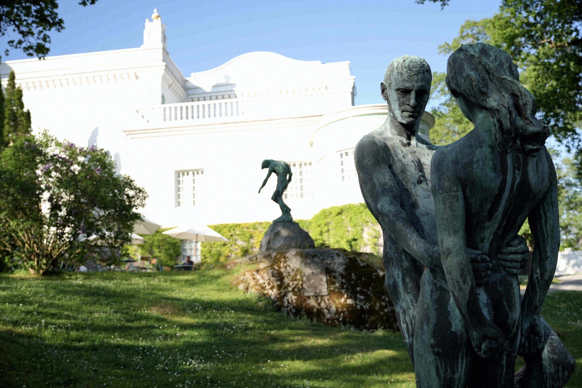 Weiße Villa und Skulpturen in Prins Eugens Waldemarsudde